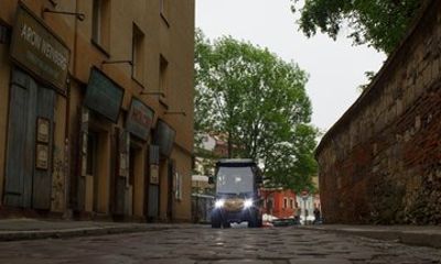 Krakow: Jewish Quarter Golf Cart Tour and River Cruise by Gondola