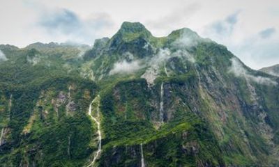 Milford Sound Day Tour from Te Anau with Cruise