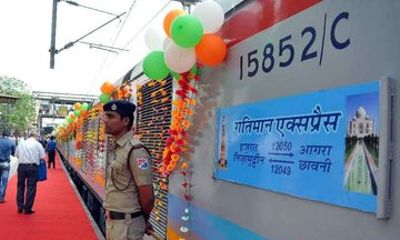 From Delhi All Inclusive Taj Mahal and Agra Tour by Fast Train