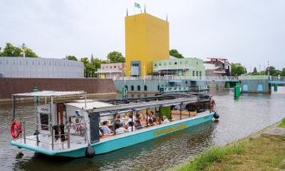 Groningen Booze Cruise: Boat with Unlimited Drinks